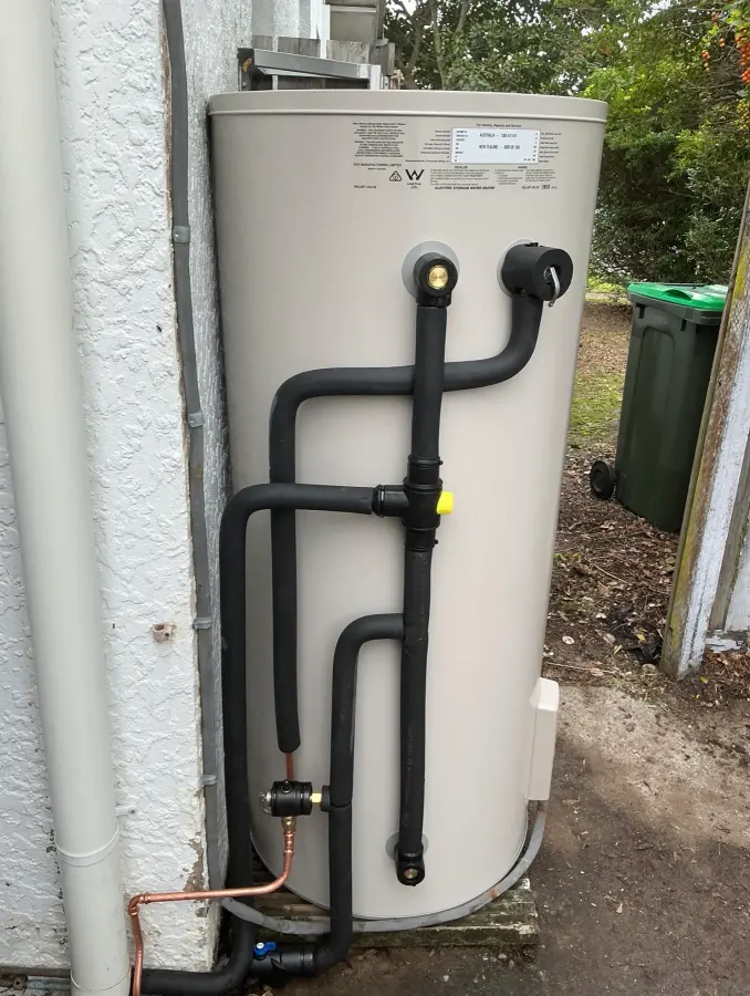Storage hot water unit with insulated connecting pipework
