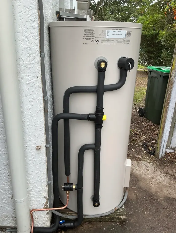 Storage hot water unit with insulated connecting pipework